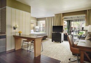 Studio Suite, 1 King Bed with Sofa bed (Cabana Patio) | Hypo-allergenic bedding, down comforters, in-room safe, desk