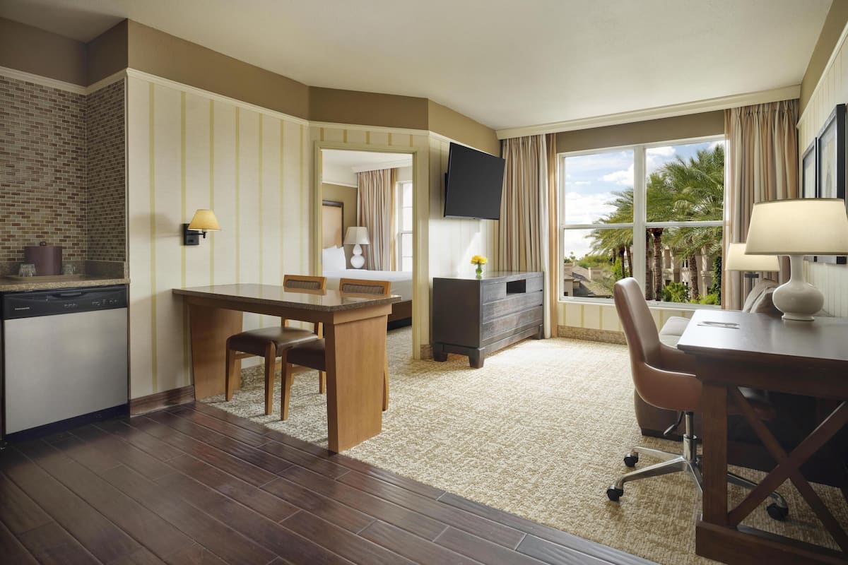 Hypo-allergenic bedding, down duvets, in-room safe, desk