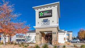 Un bâtiment portant une enseigne « Extended Stay America », avec un hall d’entrée et un espace de stationnement.
