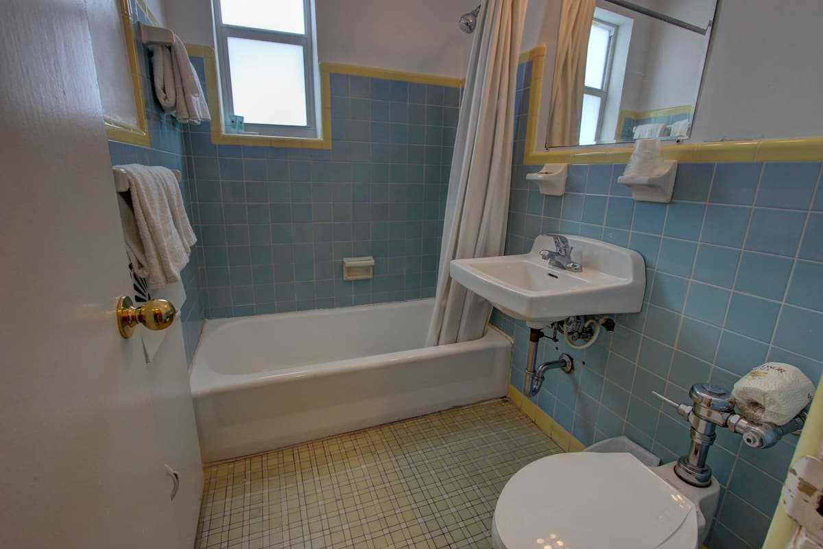 Suite, 2 Double Beds | Bathroom | Combined shower/tub, free toiletries, hair dryer, towels