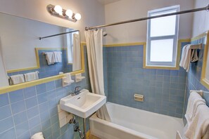 Deluxe Two Beds | Bathroom | Combined shower/tub, free toiletries, hair dryer, towels - Geneva Hotel (Miami Beach)