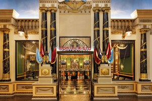 7 bares, bar junto a la piscina