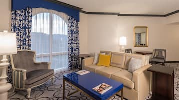 Une chambre d’hôtel moderne, équipée d’un canapé, d’un fauteuil et d’une table basse.