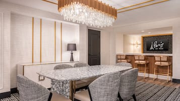 Versailles Premium Suite King | Dining room