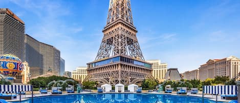 Seasonal outdoor pool, pool cabanas (surcharge), pool loungers