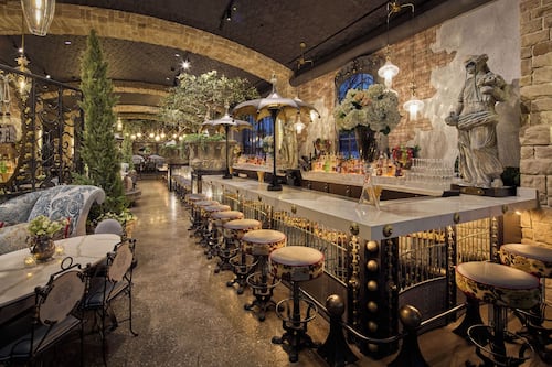 7 bares/lounges, bar ao lado da piscina