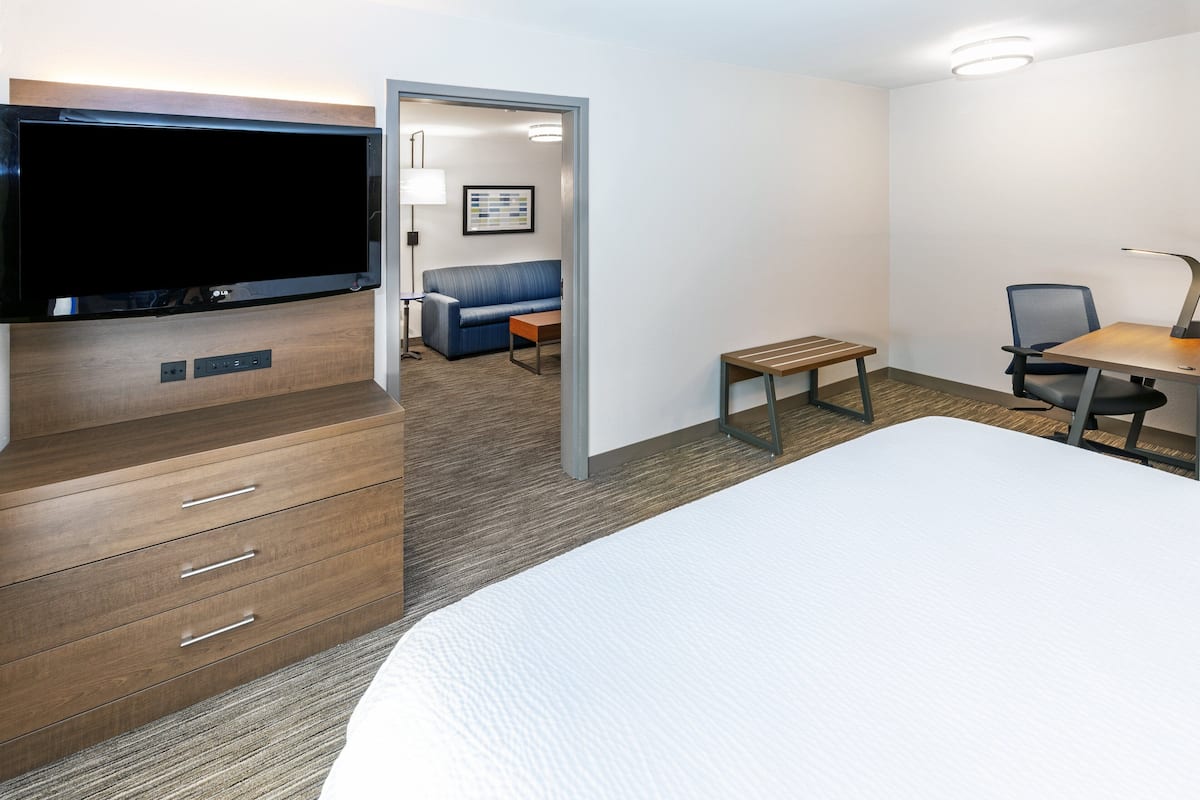 Premium bedding, in-room safe, desk, blackout drapes