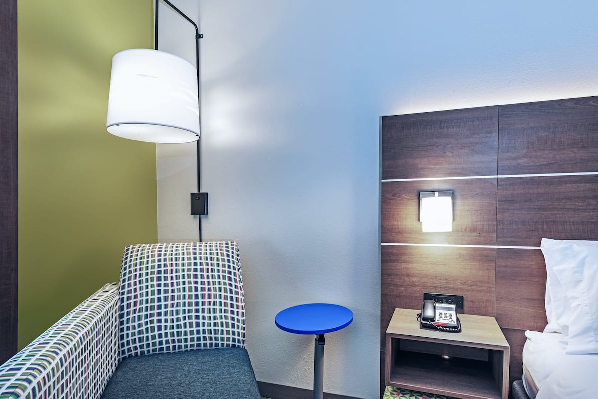 Premium bedding, in-room safe, desk, blackout drapes