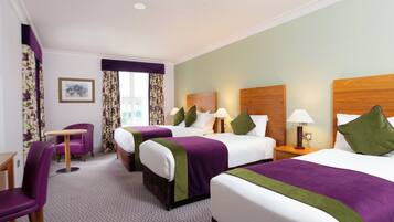 Escritorio, tabla de planchar con plancha, wifi gratis y ropa de cama