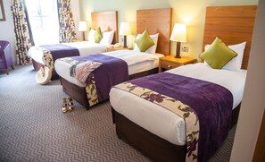 Triple Room | Desk, iron/ironing board, free WiFi, bed sheets