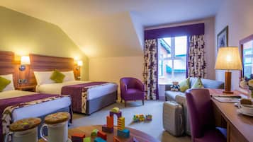 Habitación familiar (2 Adults & 3 Children) | Escritorio, tabla de planchar con plancha, wifi gratis y ropa de cama