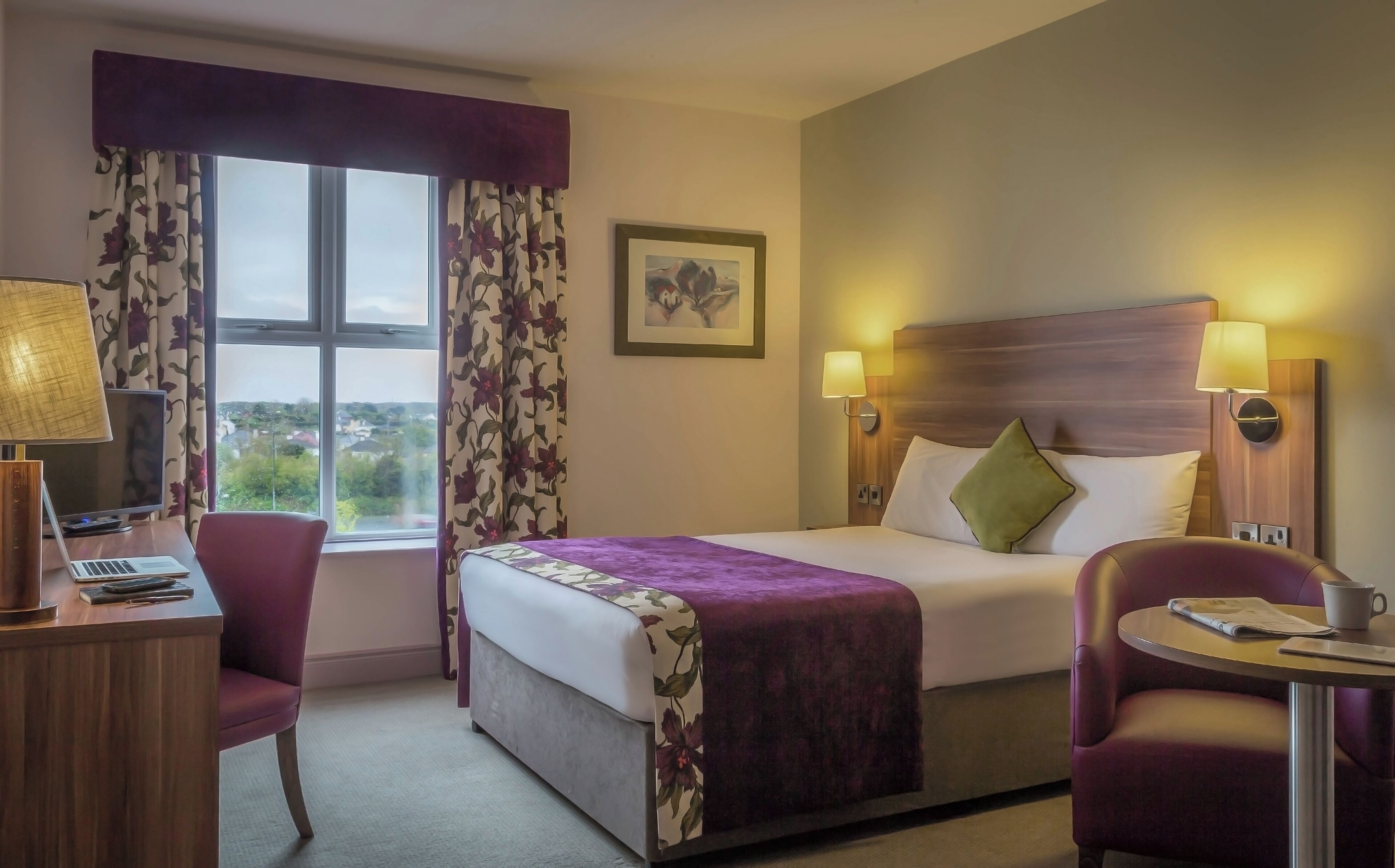 executive room, 1 queen bed | desk, iron/ironing board, free wifi, bed sheets