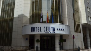 A modern building with a curved facade, large windows, and a sign reading "HOTEL CEUTA Puerto de Africa". - Hotel Ceuta Puerta de África (Ceuta)