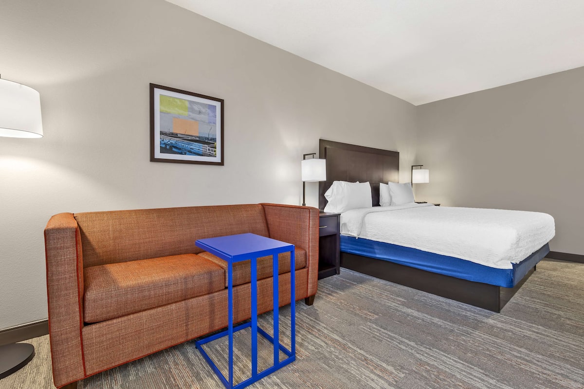 One King Study Sofabed Non-Smoking | In-room safe, iron/ironing board, free cribs/infant beds, free WiFi