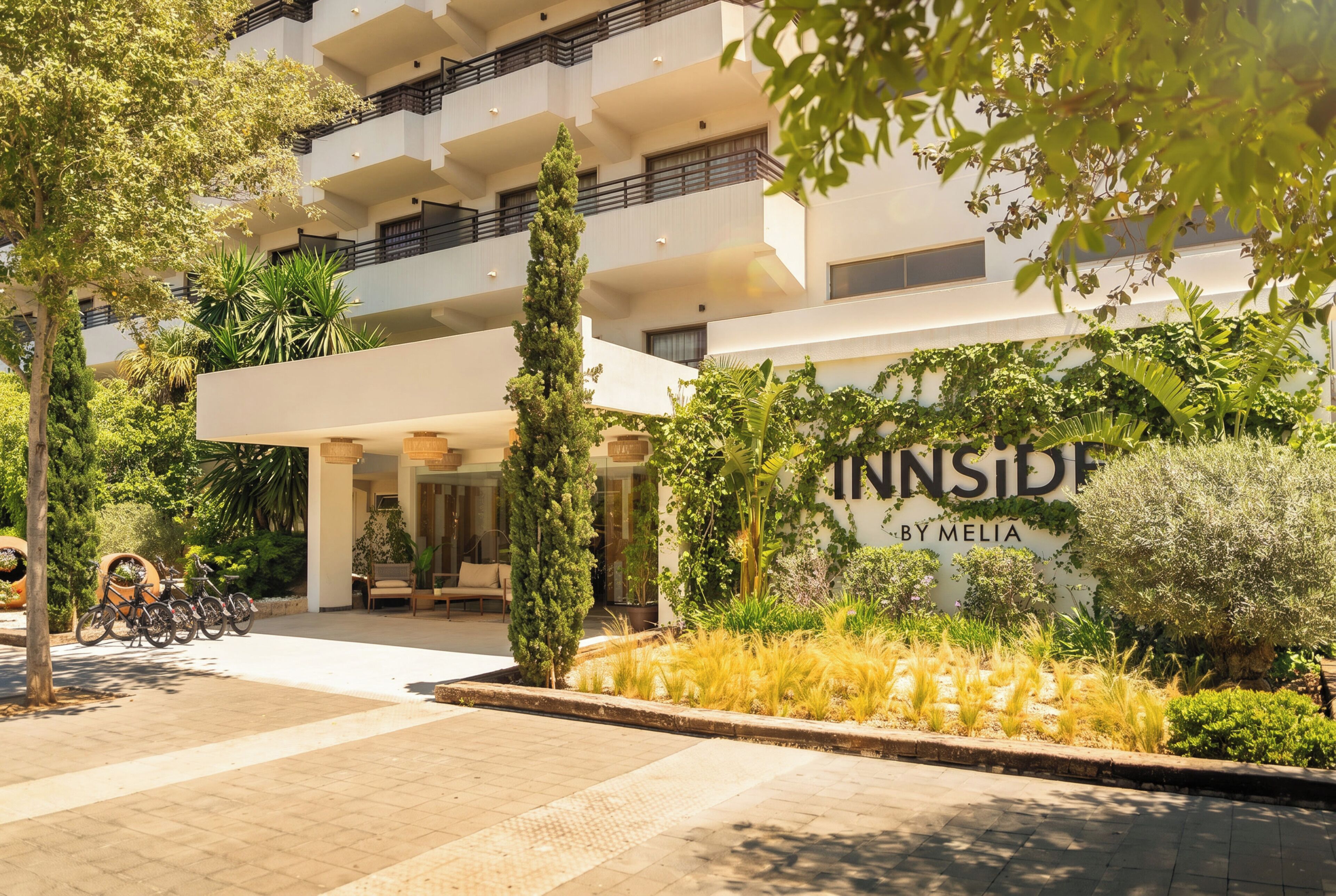 Un edificio moderno con un cartel que dice 'INNside by MELIA'.