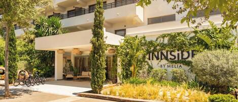 Un edificio moderno con un cartel que dice 'INNside by MELIA'.