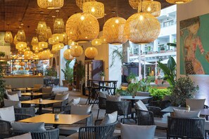 Serveert ontbijt, lunch en diner