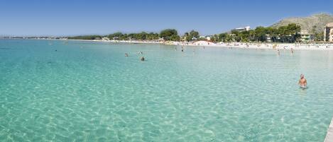 Beach nearby, white sand, 20 beach bars