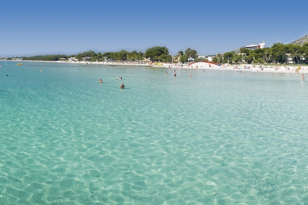 Beach nearby, white sand, 20 beach bars