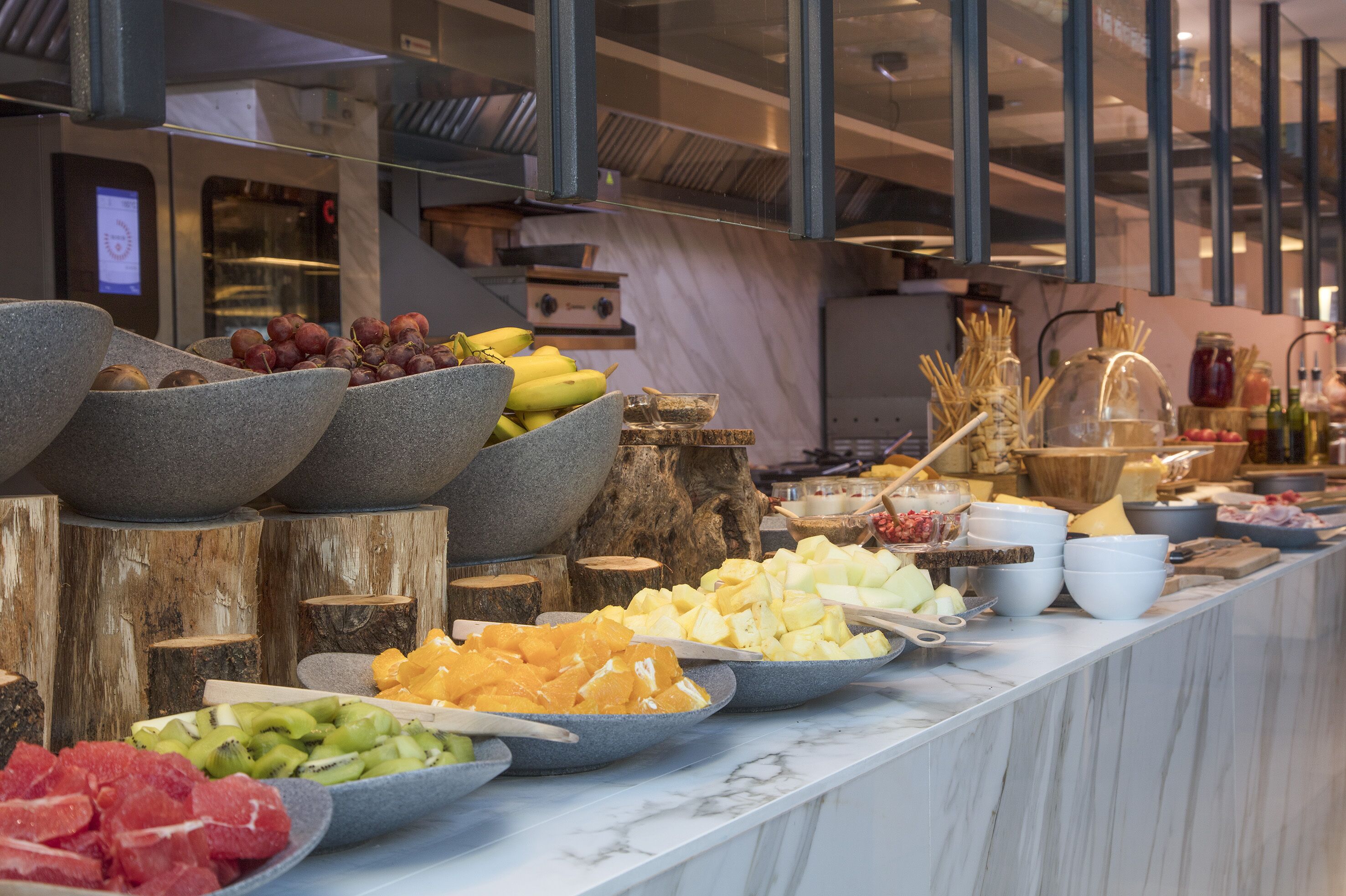 Un buffet proposant une variété de fruits et de fromages.