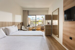 The Innside Room Pool View Solarium | ตู้นิรภัยในห้องพัก, พื้นที่ทำงานแบบใช้แล็ปท็อป, ผ้าม่านกันแสง