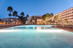 Een seizoensgebonden buitenzwembad, parasols voor strand/zwembad