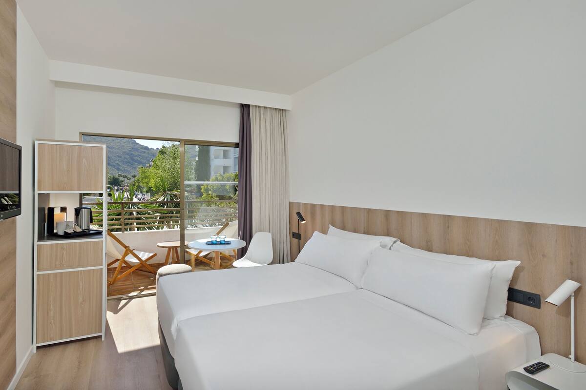 Free minibar items, in-room safe, laptop workspace, blackout drapes