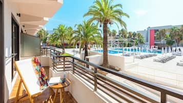 Isi minibar gratis, brankas, dan ruang kerja ramah laptop