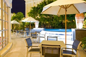 Piscine extérieure, parasols de plage, chaises longues