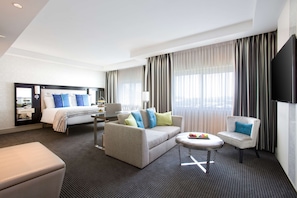 Suite | In-room safe, desk, blackout drapes, soundproofing