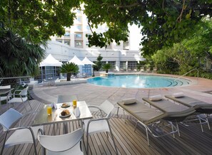 Piscine extérieure, parasols de plage, chaises longues