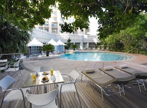 Piscine extérieure, parasols de plage, chaises longues