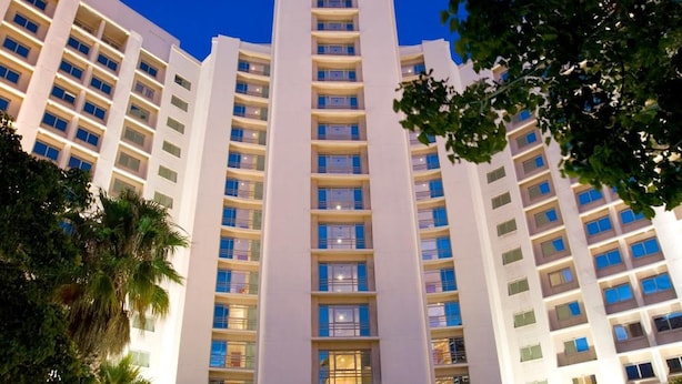 A high-rise hotel with a pool in front, featuring a modern design and multiple floors. - Southern Sun Cape Town Waterfront (Cape Town)