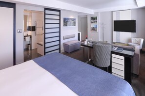 1 habitación, caja de seguridad en la habitación y escritorio 