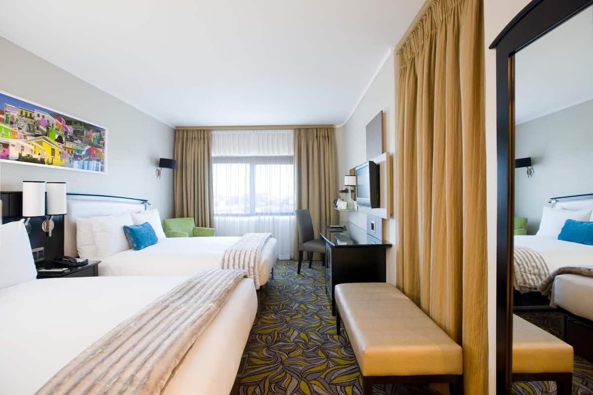 Double Room with Two Double Beds | 1 bilik tidur, peti besi dalam bilik, meja, langsir/tirai gelap terus
