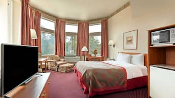 Suite, 1 Queen Bed | Desk, laptop workspace, blackout drapes, iron/ironing board