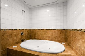 Phòng Suite, 1 giường cỡ queen | Phòng tắm | Vòi sen/bồn tắm kết hợp, đồ dùng nhà tắm miễn phí, máy sấy tóc