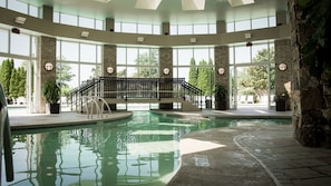 Piscine intérieure, piscine extérieure en saison, cabanas gratuites
