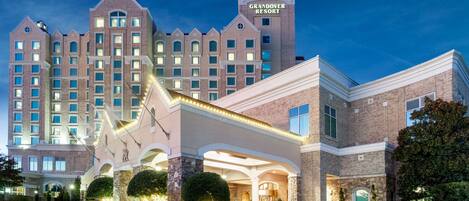 Breakfast, lunch, dinner served; garden views