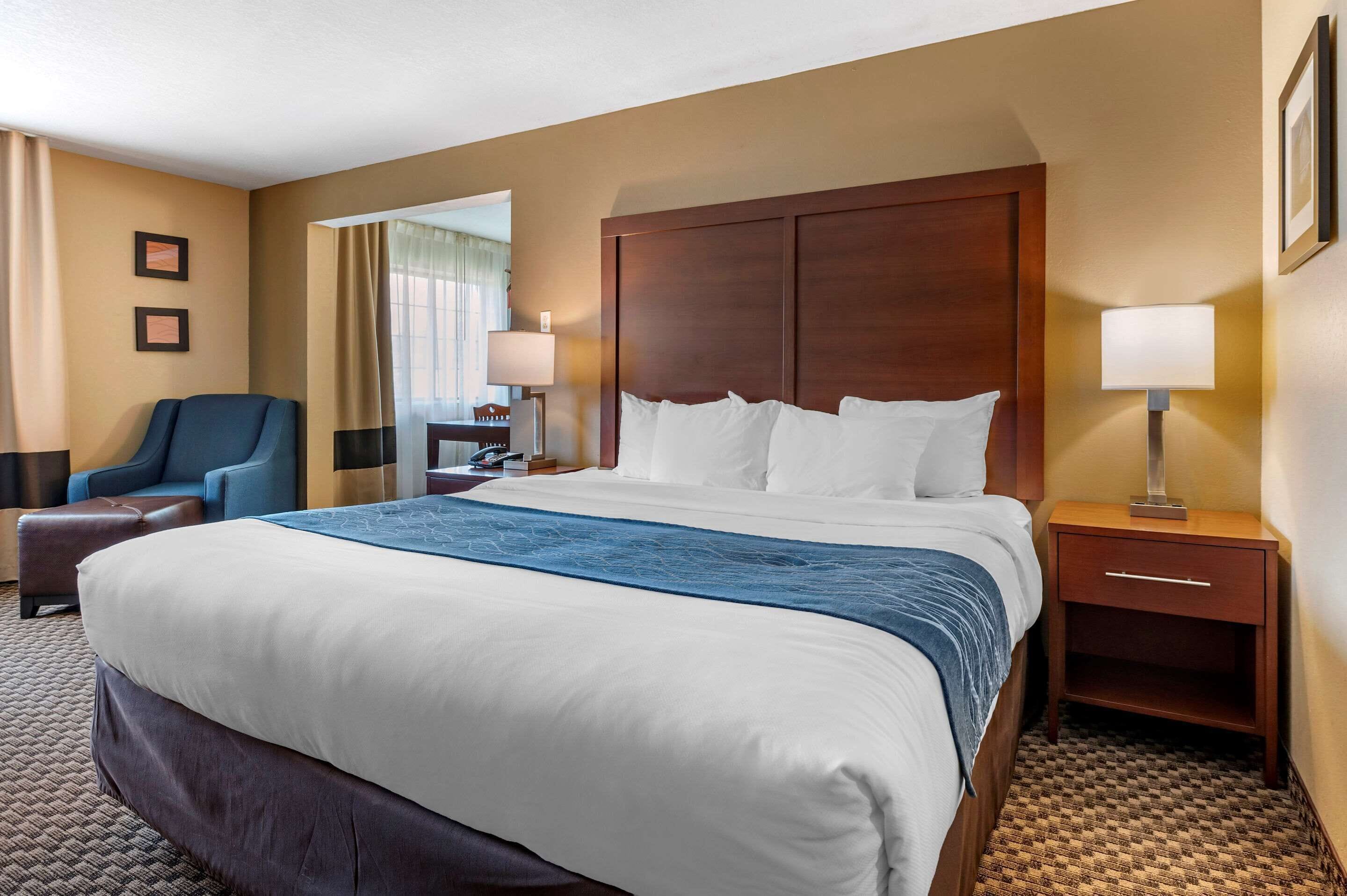 Schreibtisch, Bügeleisen/Bügelbrett, kostenlose Babybetten