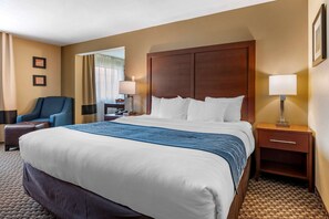 Skrivebord, strykejern/-brett og barnesenger (inkludert)