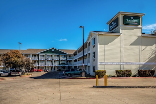 HomeTowne Studios by Red Roof Austin