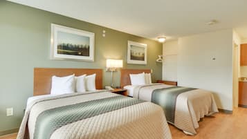 Muebles diferentes, escritorio, wifi gratis y ropa de cama