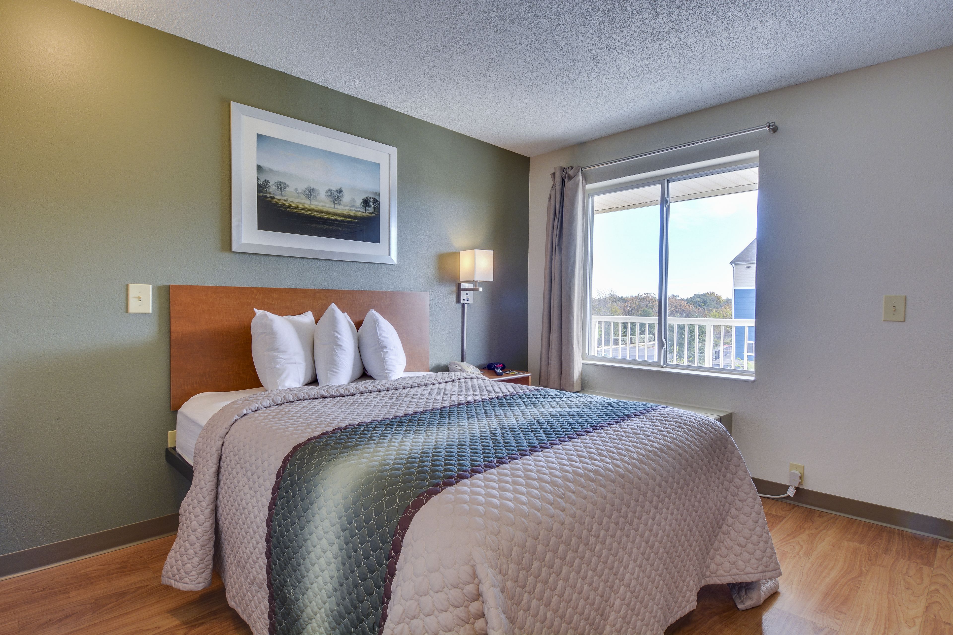 Muebles diferentes, escritorio, wifi gratis y ropa de cama 