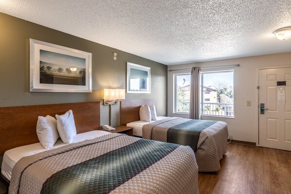 Muebles diferentes, escritorio, wifi gratis y ropa de cama