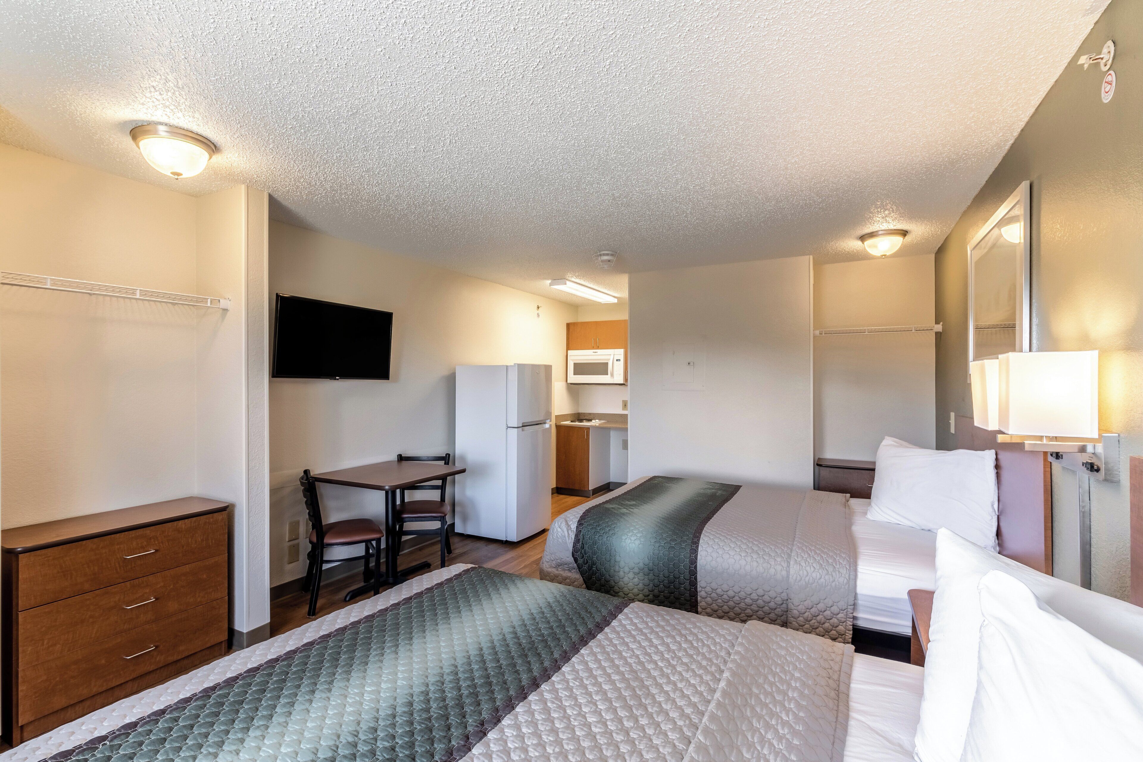 Desk, WiFi (free), individually furnished, bed sheets