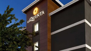 A hotel with a modern design, featuring a prominent sign with the name "LA QUINTA". - La Quinta Inn & Suites by Wyndham Salem OR (Salem)
