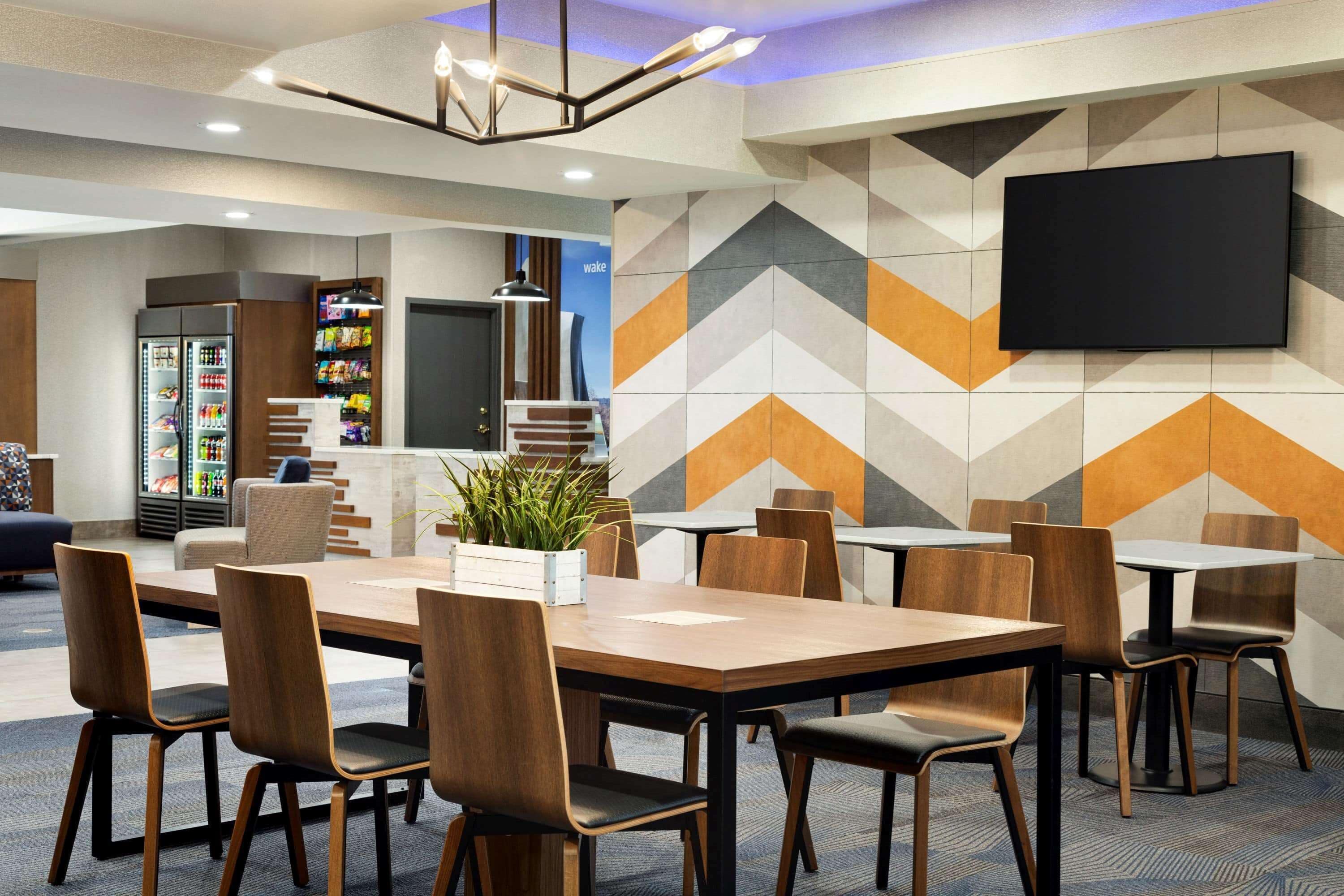 朝食 (フル ブレックファスト)、毎日提供 (無料)