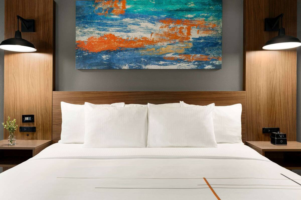 ルーム キングベッド 1 台 禁煙 | 高級寝具、デスク、ノートパソコン用作業スペース、遮光カーテン