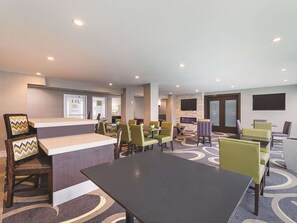 Free daily buffet breakfast  - La Quinta Inn & Suites by Wyndham Austin Round Rock (Austin)